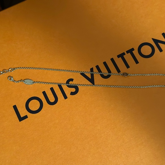 Louis Vuitton essential V necklace - Picture 2 of 7